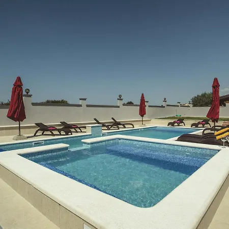 Modern In With Private Swimming Pool Villa Pula