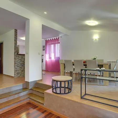 Modern In With Private Swimming Pool * Pula