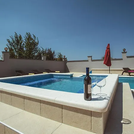 Villa Modern In With Private Swimming Pool *